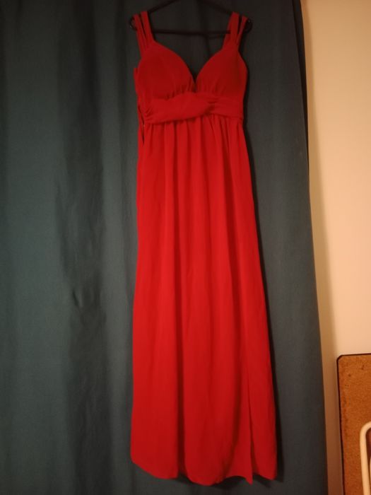 Długa czerwona sukienka z rozcięciem