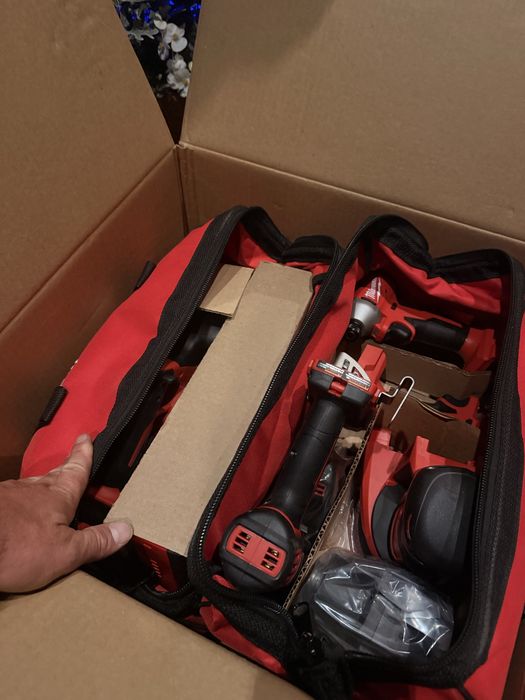 Milwaukee M18 8 Narzędzi Brushless + 3 Akumulatory + Ładowarka NOWY USA