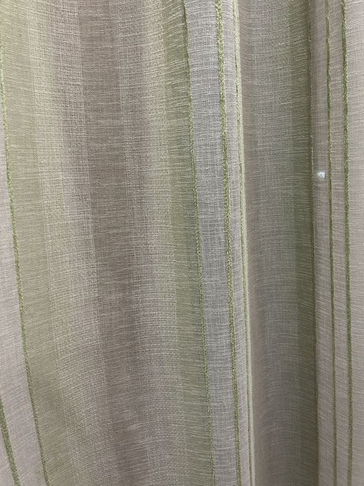 Cortinas bege e verde.