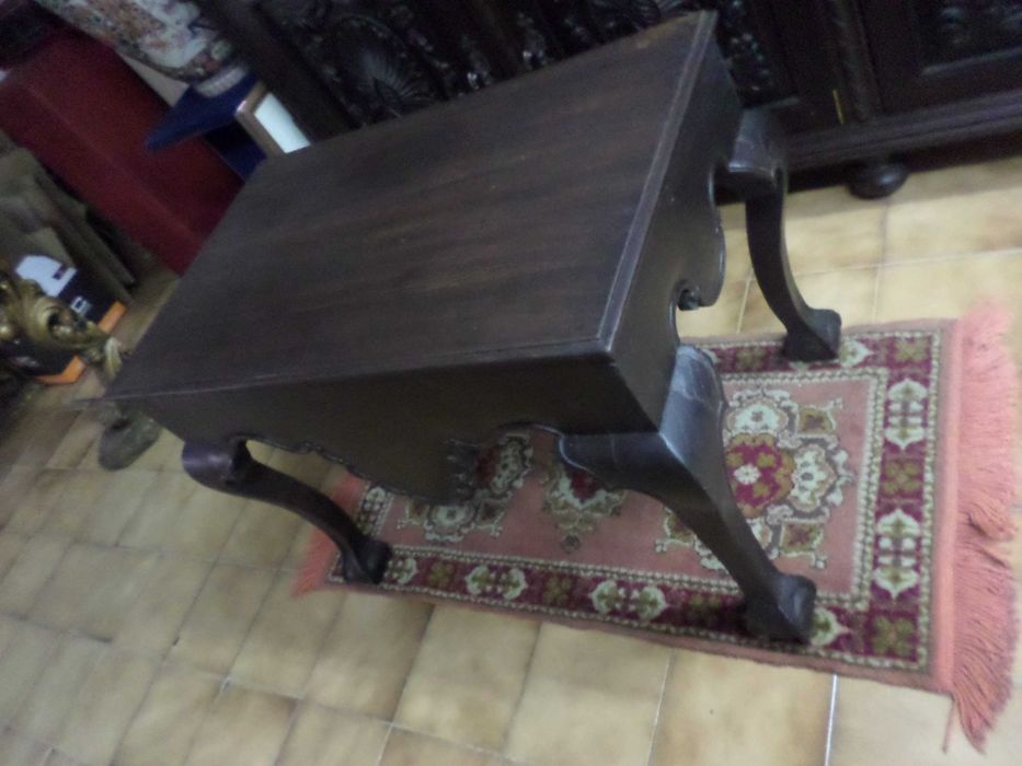 Mesa de apoio antiga em madeira estilo D. João V