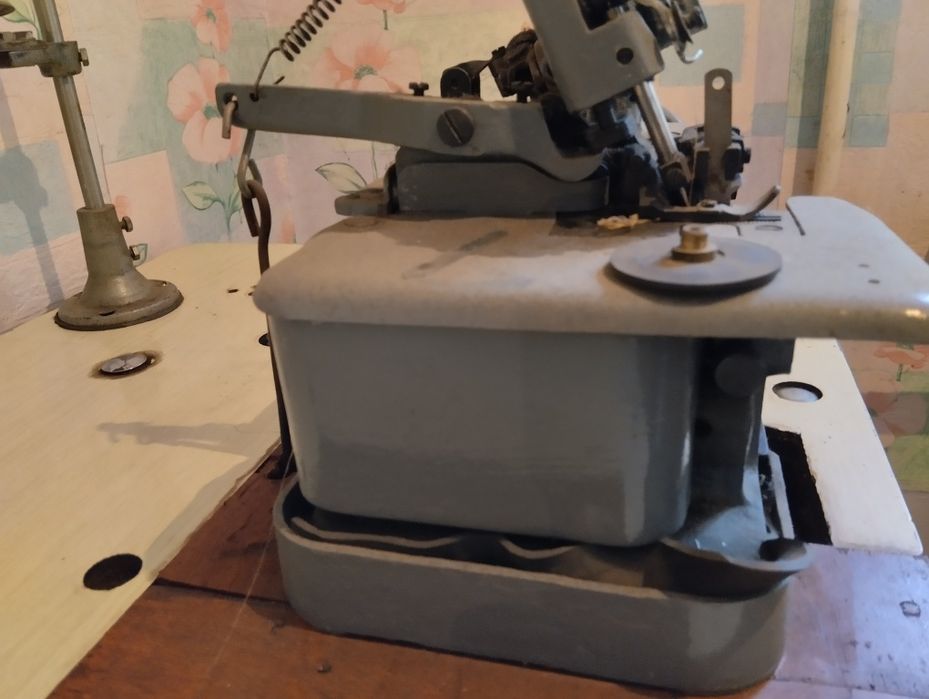 Оверлок промышленный с столом