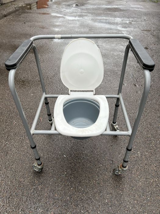 Стілець-туалет регульований на колесах, пересувний. НТ-04-008