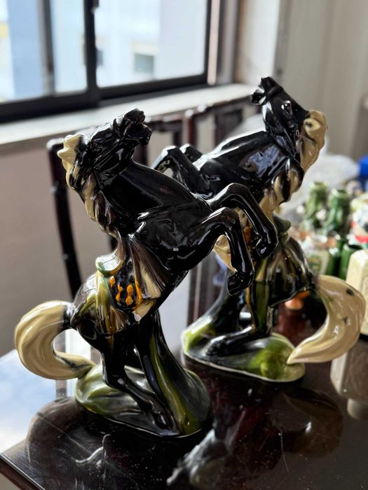 Par de Cavalos em Cerâmica Vitrificada