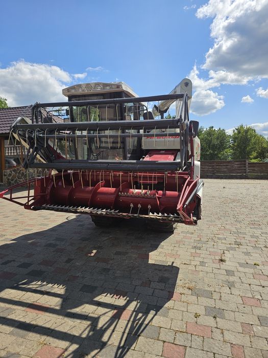 Комбаїн зернозбиральний Мир китайського виробництва. 2021 року в Україні вже працює.