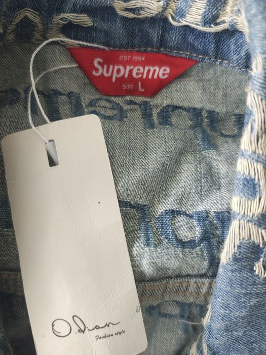 SUPREME      Kurtka Supreme Frayed Logos Denim Trucker Jacket w kolorze niebieskim.