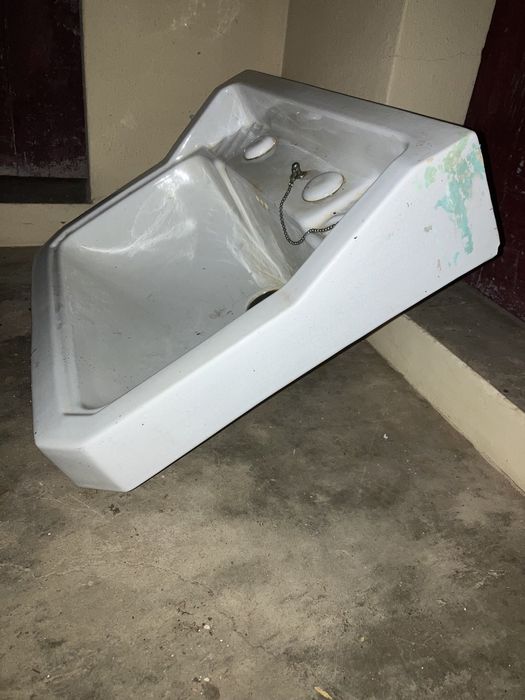 White rectangular washbasin425724068475719682