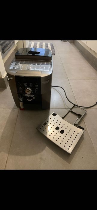 Vendo uma cafeteira delonghe usada
