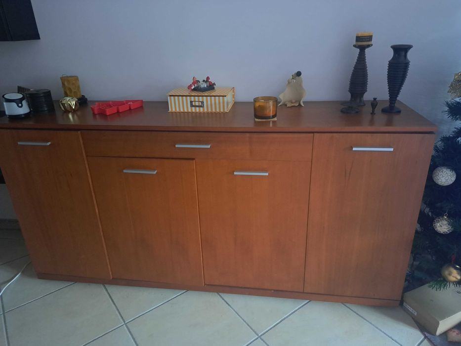 Aparador de Cerejeira (origem: Antarte/alt: 92cm/ cump: 1,90cm/ prof: 42xm)