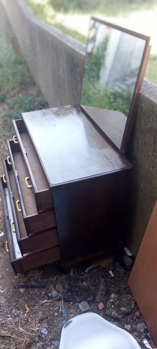 Comoda mogno com 4 gavetas e espelho