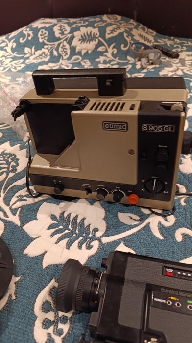 Câmara de filmar com projector.