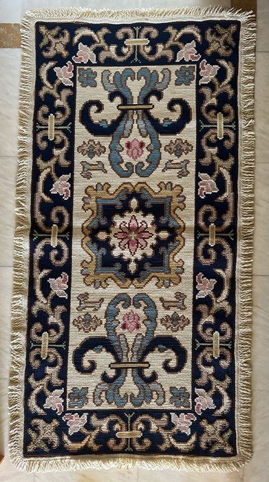 Par de Tapetes de Arraiolos Bordados à Mão – 150 × 76 cm