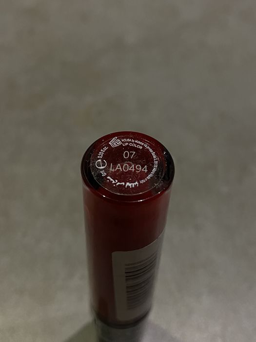 Червона помада Nouba