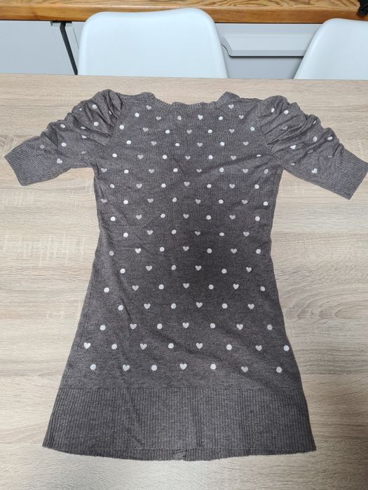 Sweterek z ozdobnymi rękawami, rozpinany, w serduszka i kropki