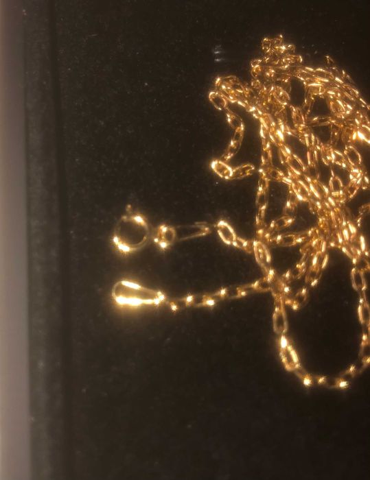 Pendente de ouro e pedra de rubi