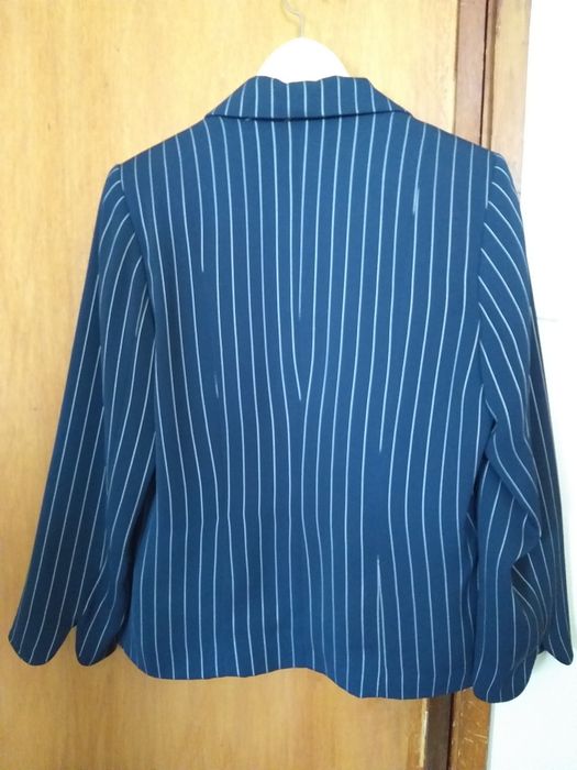 Blazer azul marinho com riscas brancas
