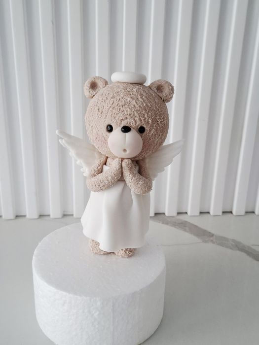 Miś aniołek figurka z masy cukrowej na tort