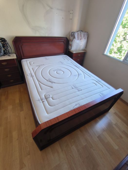 Cama em madeira com estrado elevatório