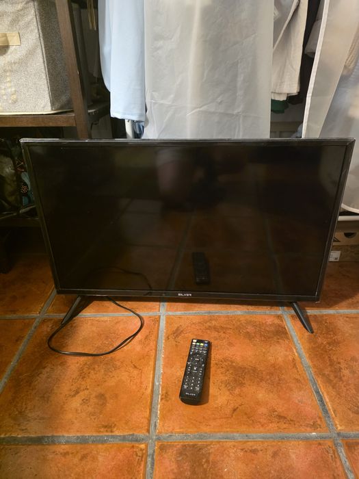 Silver 32' tv A TV A TV liga (o LED vermelho de energia acende),