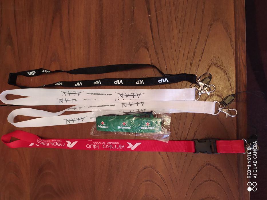 Brindes Kinder, bases para copos, fitas porta chaves e azulejos