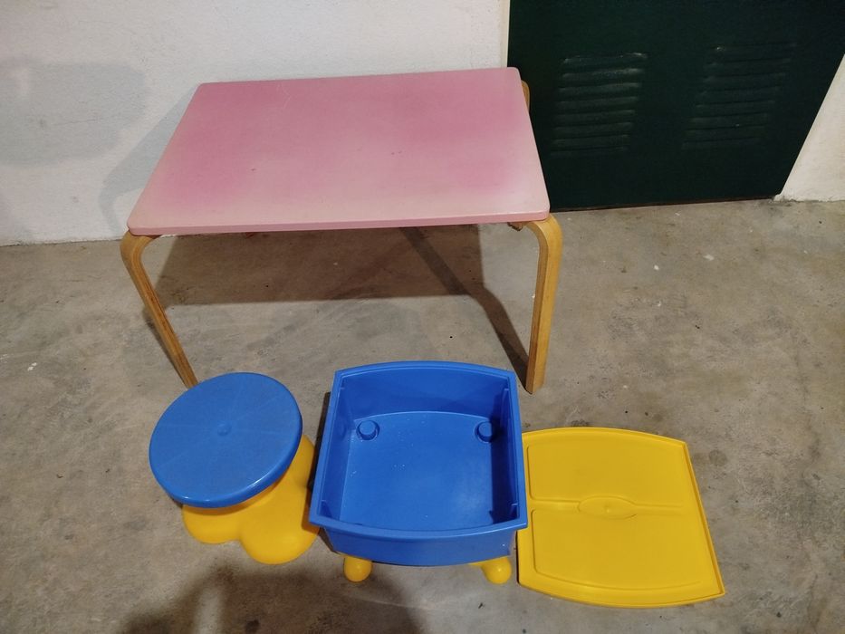 Mesa em madeira para criança+ caixa + banco