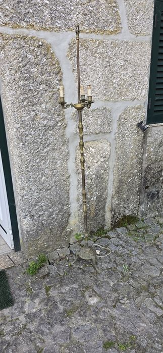 Candeeiro de pé em bronze