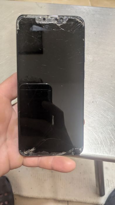 Xiaomi Pocophone F1 com ecrã partido, Android 10 ,Snapdragon 845