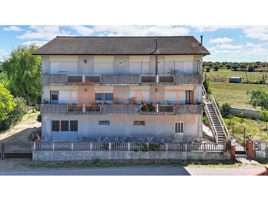 Moradia Bi-Familiar com garagem e terreno agrícola em Delongo, Paia...