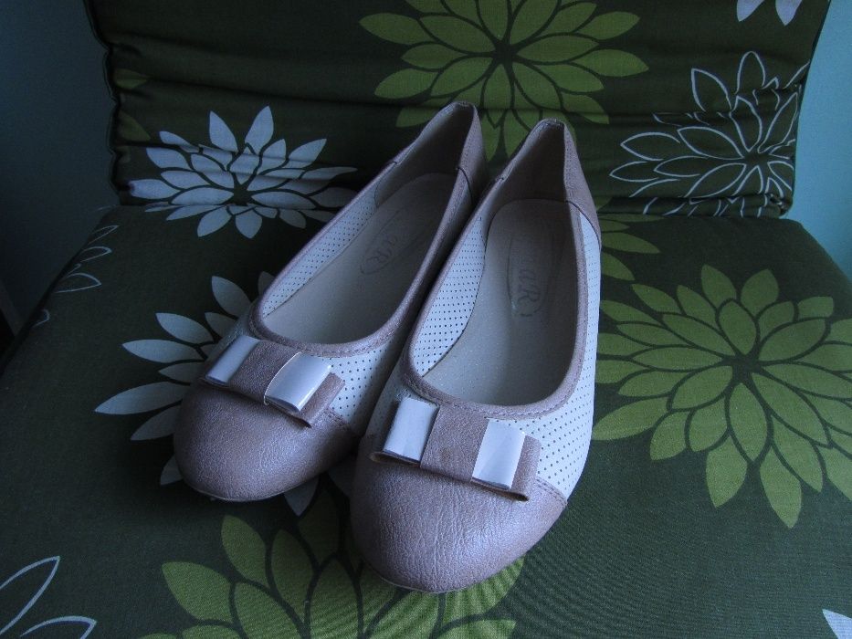 beżowe baletki z kokardą