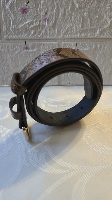 Pasek ze wzorem skóry węża i złotą klamrą