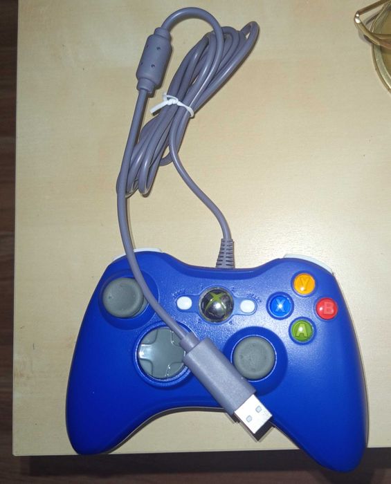 O controlador de jogo com fio Xbox 360 Azul