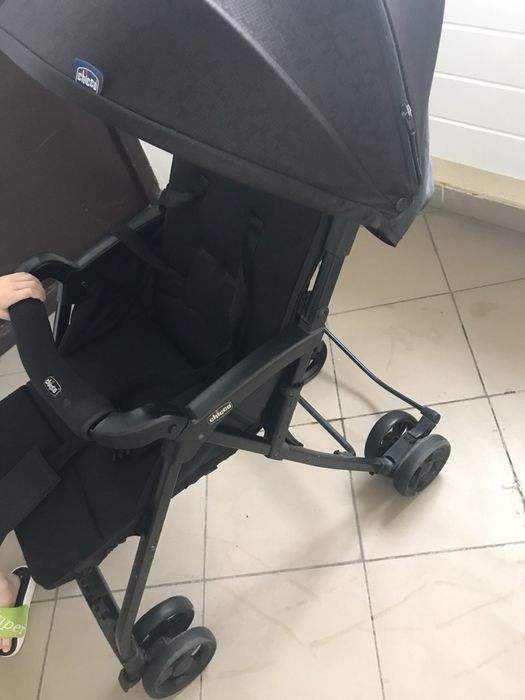 Продам прогулочную коляску Chicco