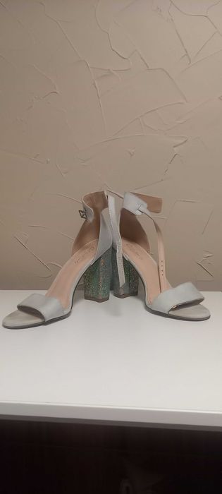 Buty z cekinową podeszwą