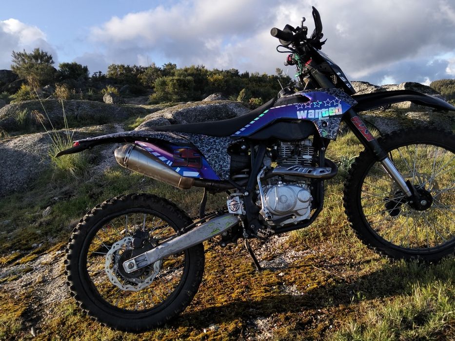 Moto 250cc a andar em perfeitas condições