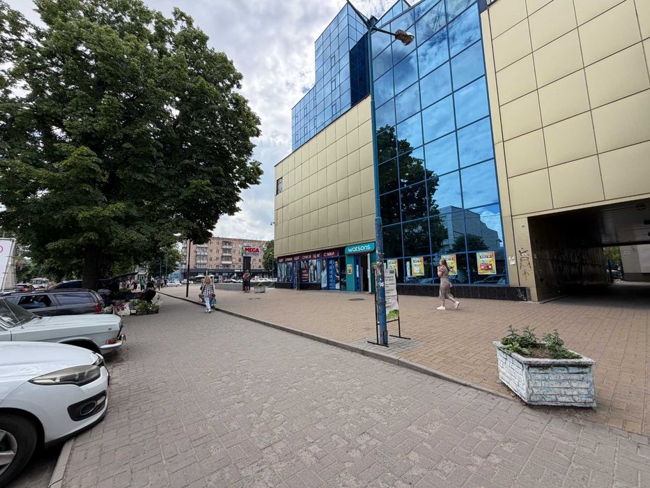 Фасадне приміщення в центрі навпроти ринку
