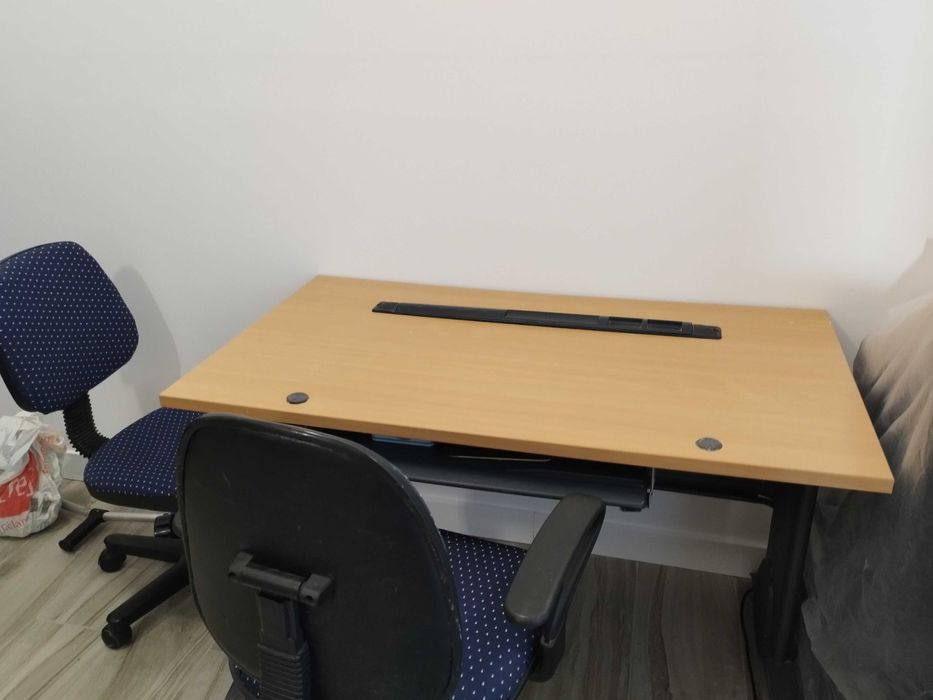 Secretária + 2 cadeiras