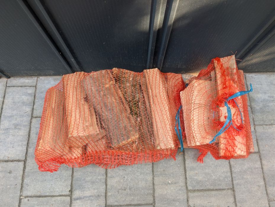 Drewno opałowe, ogniskowe, kominkowe liściaste sezonowane workowane suche jesionowe dąb