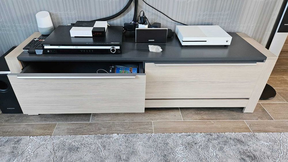 Biurko duże, fotele, RTV szafka, karnisze, szafki z szuflad., dywaniki