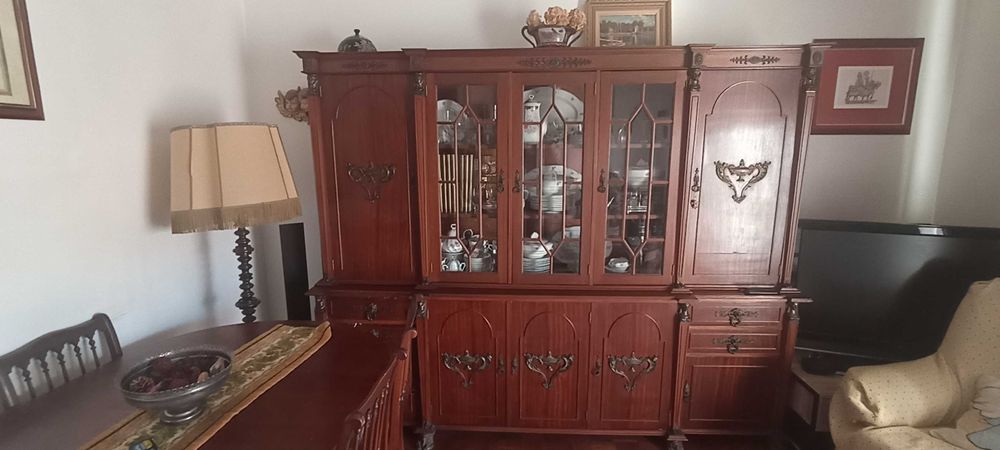 Móvel de Sala + mesa + cadeiras