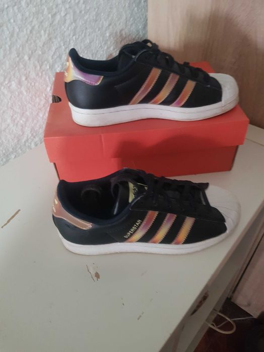 Tênis adidas pretos com riscas douradas  senhora