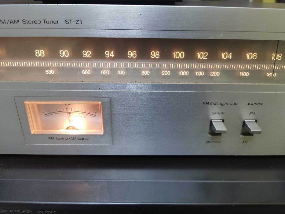 Zabytkowy tuner radiowy Technics ST-Z1, srebrny.