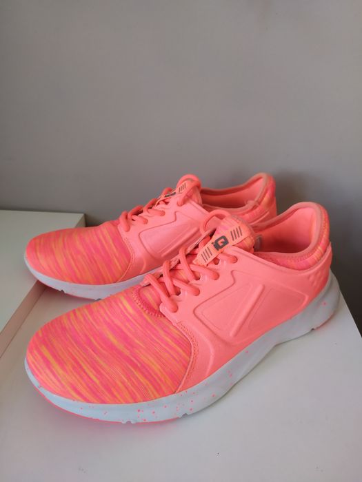 Buty sportowe marki IQ