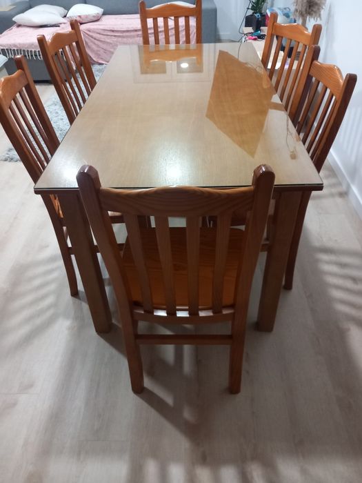 Mesa e cadeiras em pinho mel