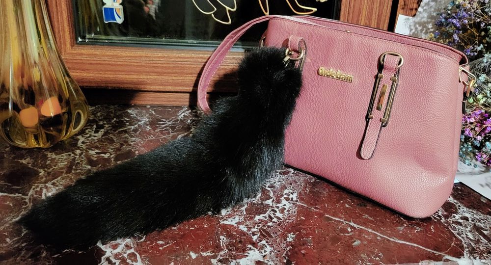 брелки-хвосты и хвосты на шлем и на сумку