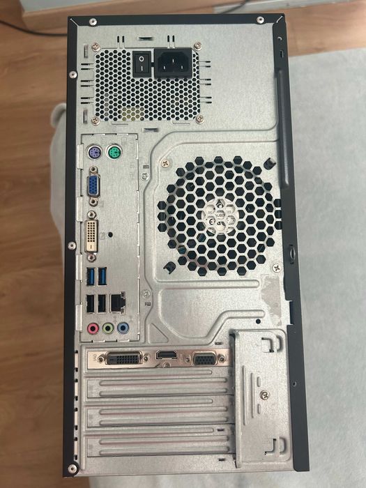 Computador Fujitsu Esprimo - Core i5 - 16GB RAM - 240GB SSD + 500GB HDD - GeForce GT 710