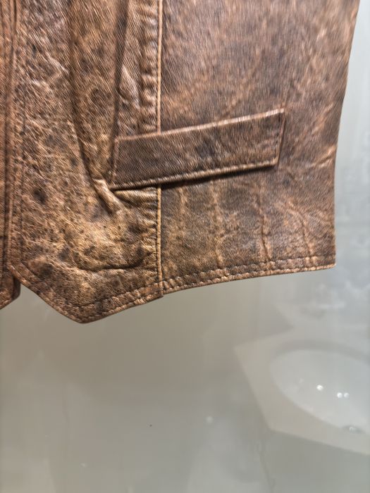 Colete em pele genuína.