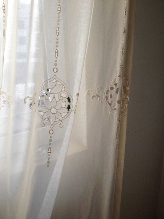 Cortinados em linho creme e bordados com varão