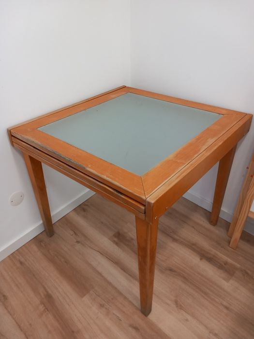 Mesa quadrada de vidro e pés em madeira