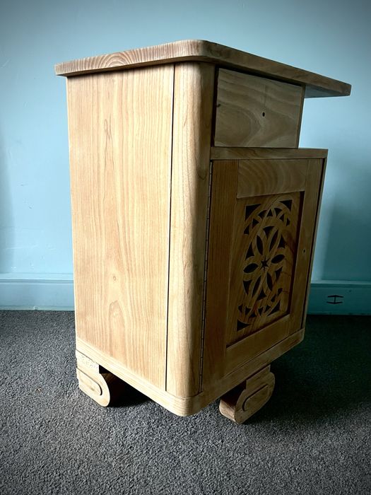 Bardzo ciekawy nakastlik na trzech nóżkach. Szafka nocna.