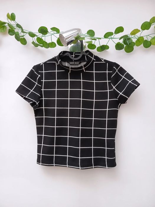 Top Preto com Quadrados Brancos