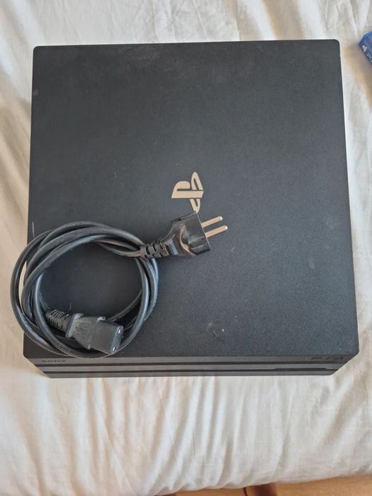 Sony PlayStation 4 Pro com 2 Jogos